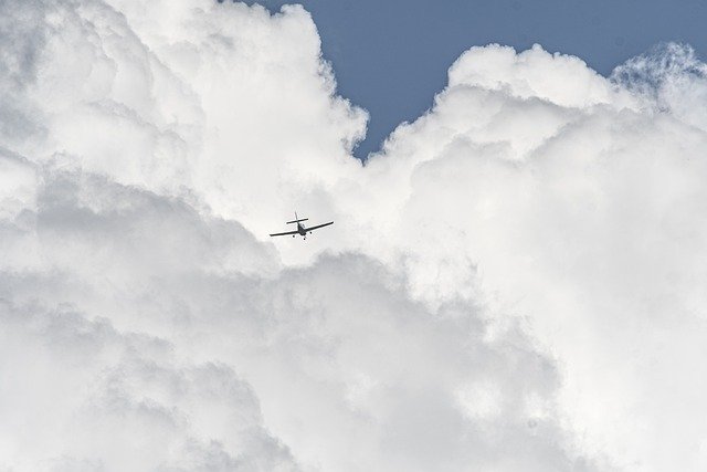 Samolot w chmurach